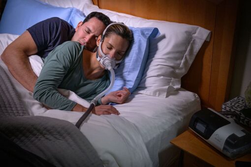 healthcare professionals airfit f40 couple sleeping in bed